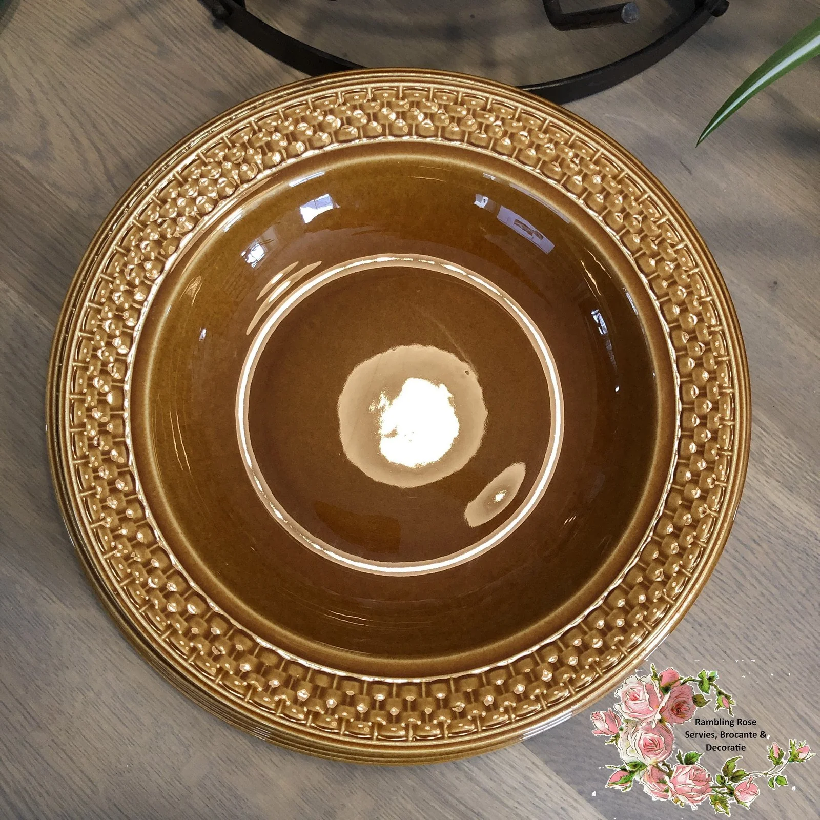 Diep bord – Royal Sphinx – bruin met gevlochten rand.