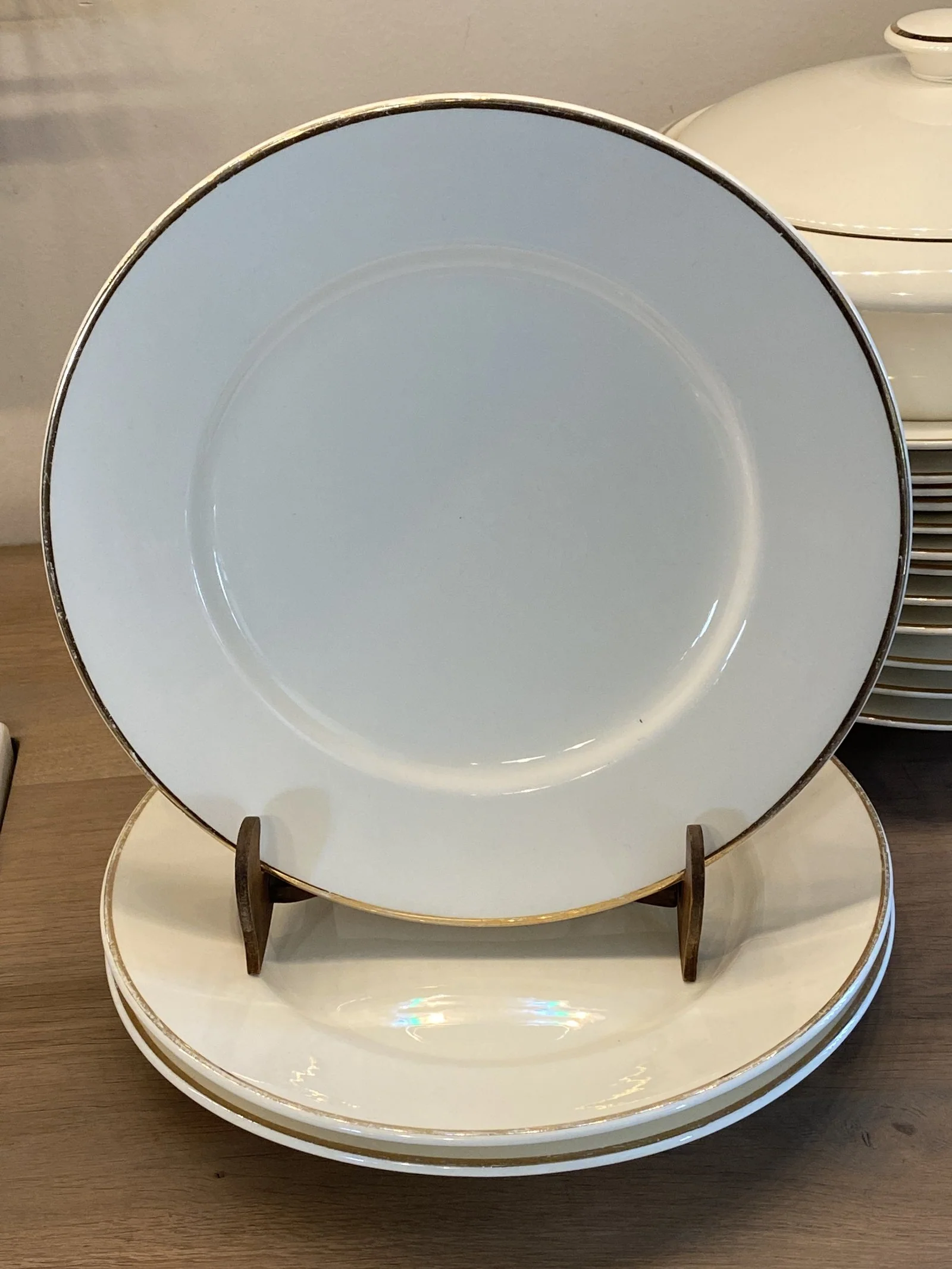 Dinerbord – Mosa – crèmewit met een goudkleurig randje