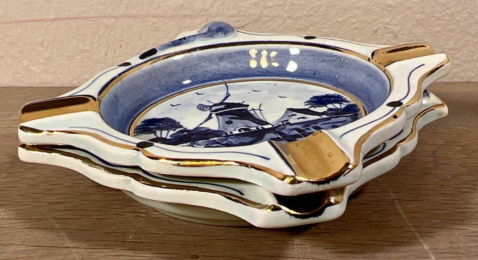 Asbakje – klein vierkant model – handpainted Delft blue / Made in Holland – décor met goudkleurige accenten