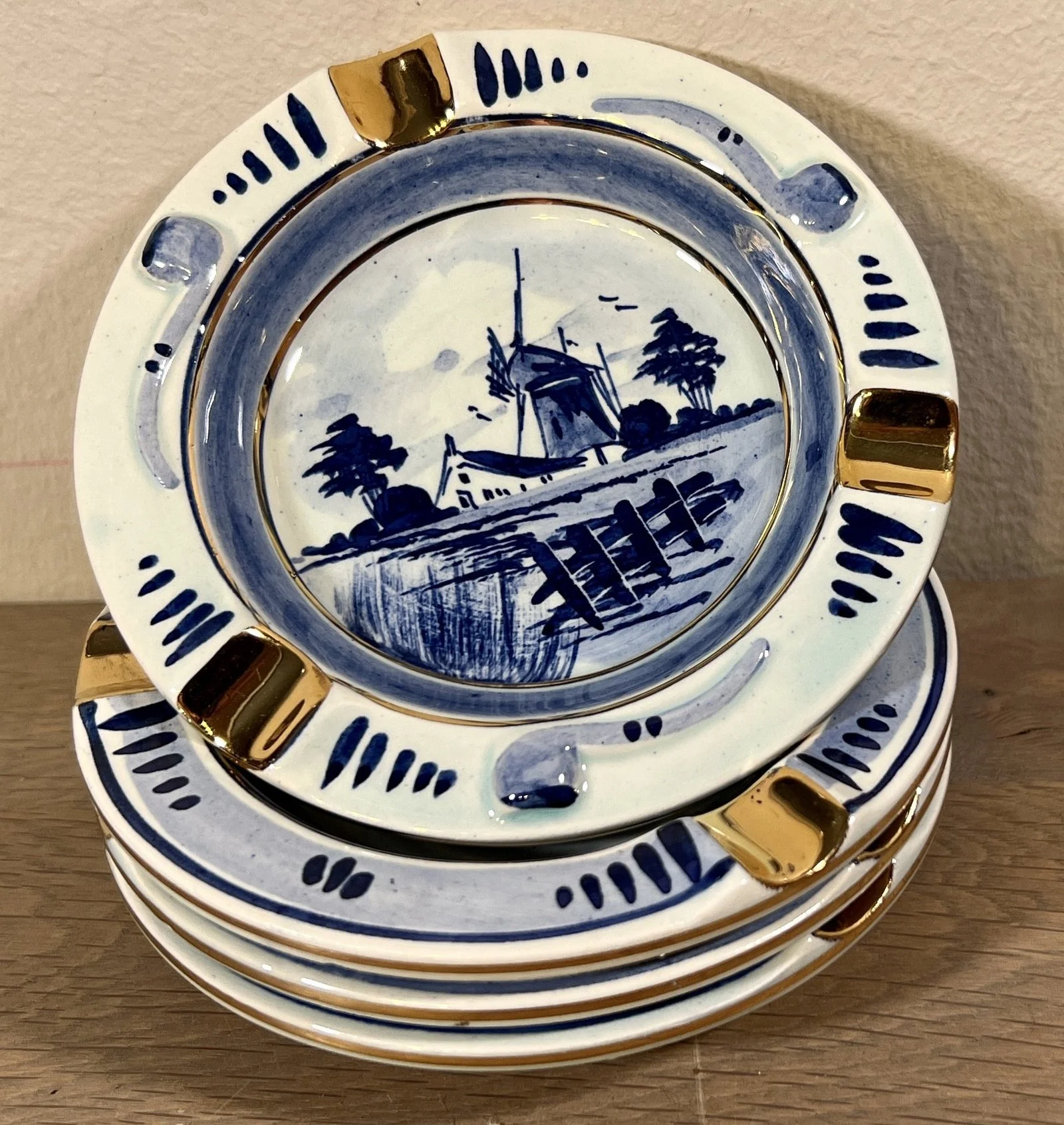 Asbakje – rond model – handpainted Delft blue / Made in Holland – décor met goudkleurige accenten