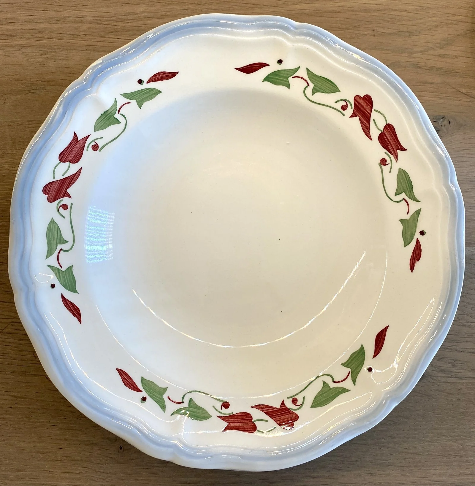 Bord- diep / soepbord / pastabord – licht geschulpte en geribbelde rand – Granit (Hungary) – decor H3712 / U3712 van rode en gro