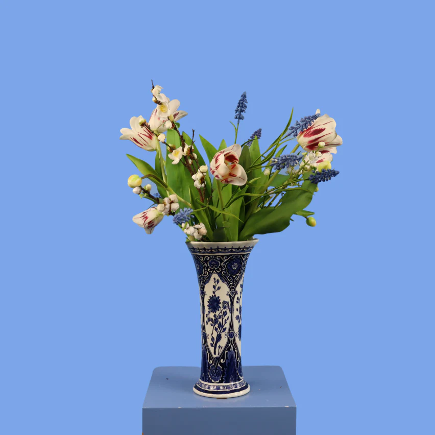 L – Adeline | Vintage Delfts blauwe vaas met kunstbloemen | Large
