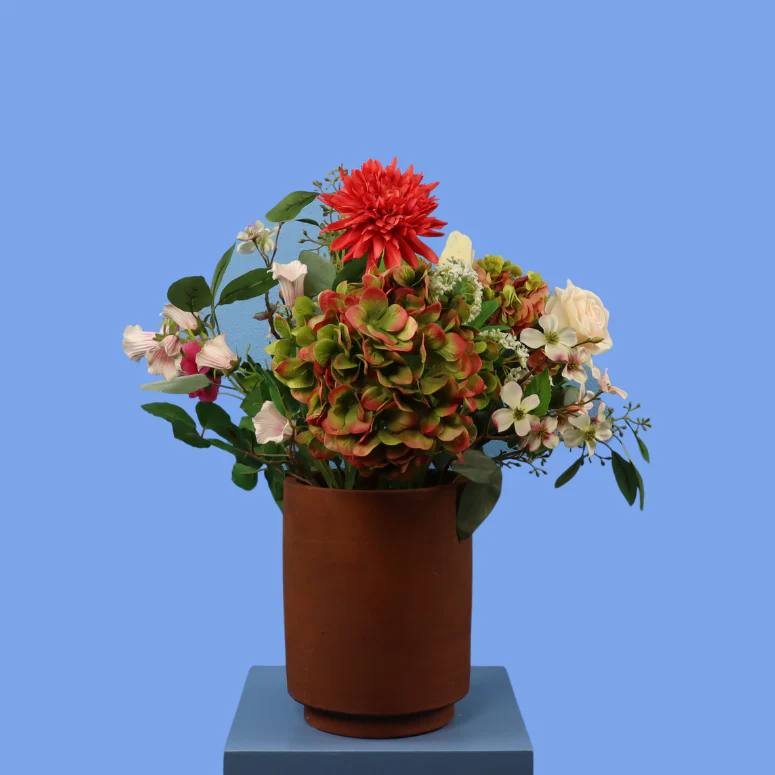 L – Flore | Terracotta vaas met kunstbloemen | Large