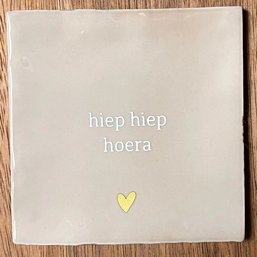 Tegeltje Hiep hiep hoera | Beige Tegeltje Hiep hiep hoera | Beige