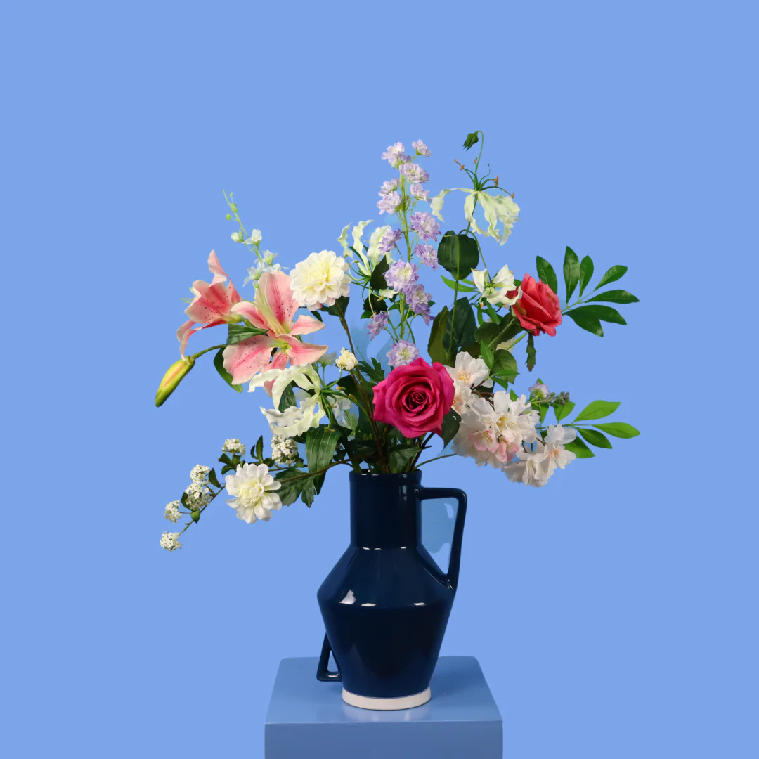 M – Wannes | Return to Sender vaas met kunstbloemen | Medium
