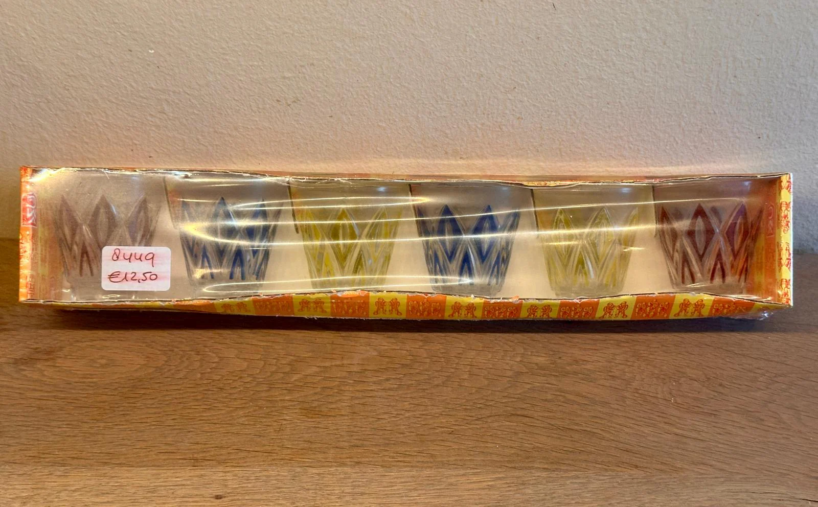 Doos met 6 borrelglaasjes / Shotglazen – VMC (Verrerie Mecanique Champenoise) – uitgevoerd in de kleuren rood/blauw/geel