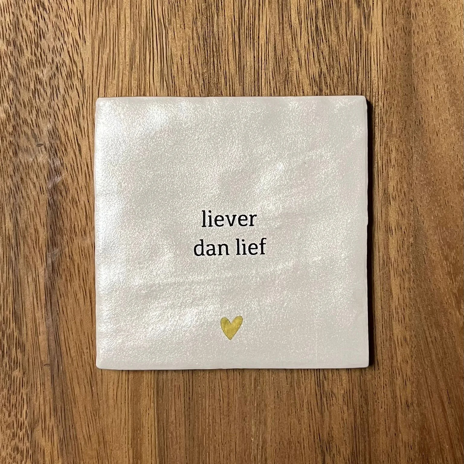 Tegeltje Liever dan lief | Beige parelmoer Tegeltje Liever dan lief | Beige parelmoer