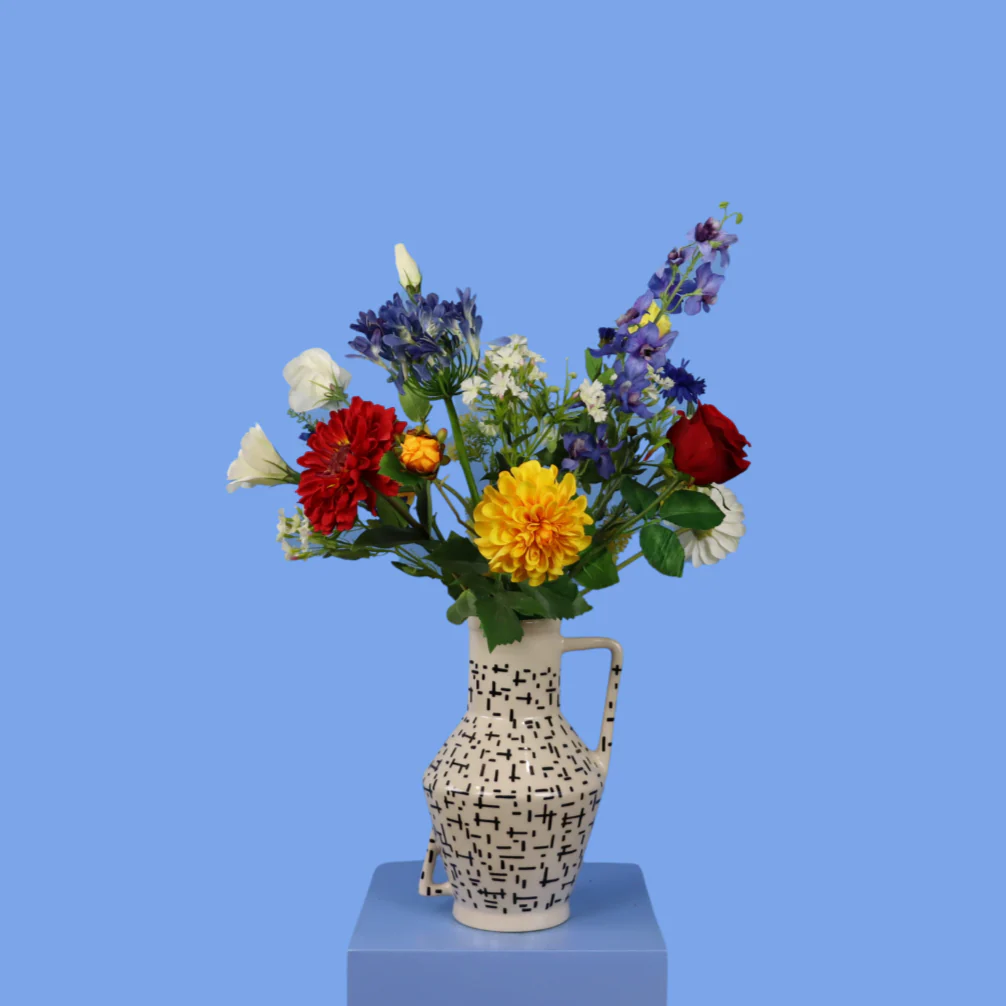 L – Piet | Return to Sender vaas met kunstbloemen | Large L – Piet | Return to Sender vaas met kunstbloemen | Large