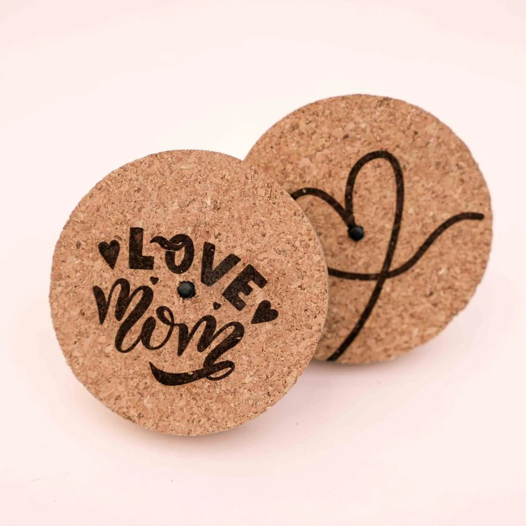 Persoonlijke LED kurk met gravering – ‘LOVE MOM’ of ♡